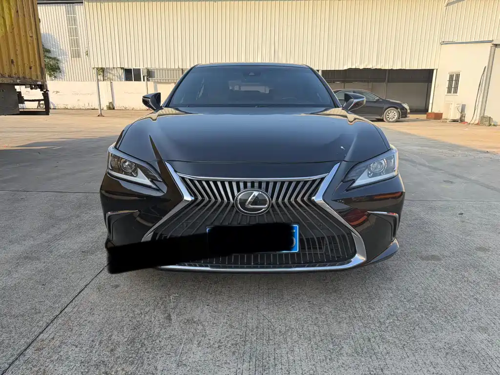 Lexus ES 2019 — фото 1