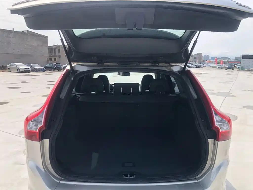 Volvo XC60 2017 — фото 18