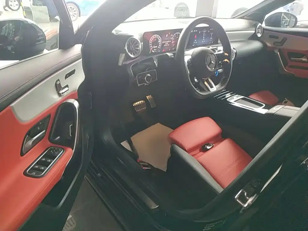 Mercedes-Benz A-Class AMG 2025 — фото 16