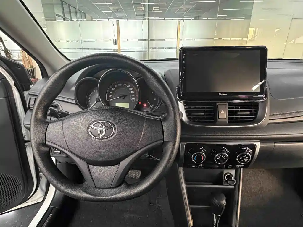 Toyota Yaris L 2020 — фото 19
