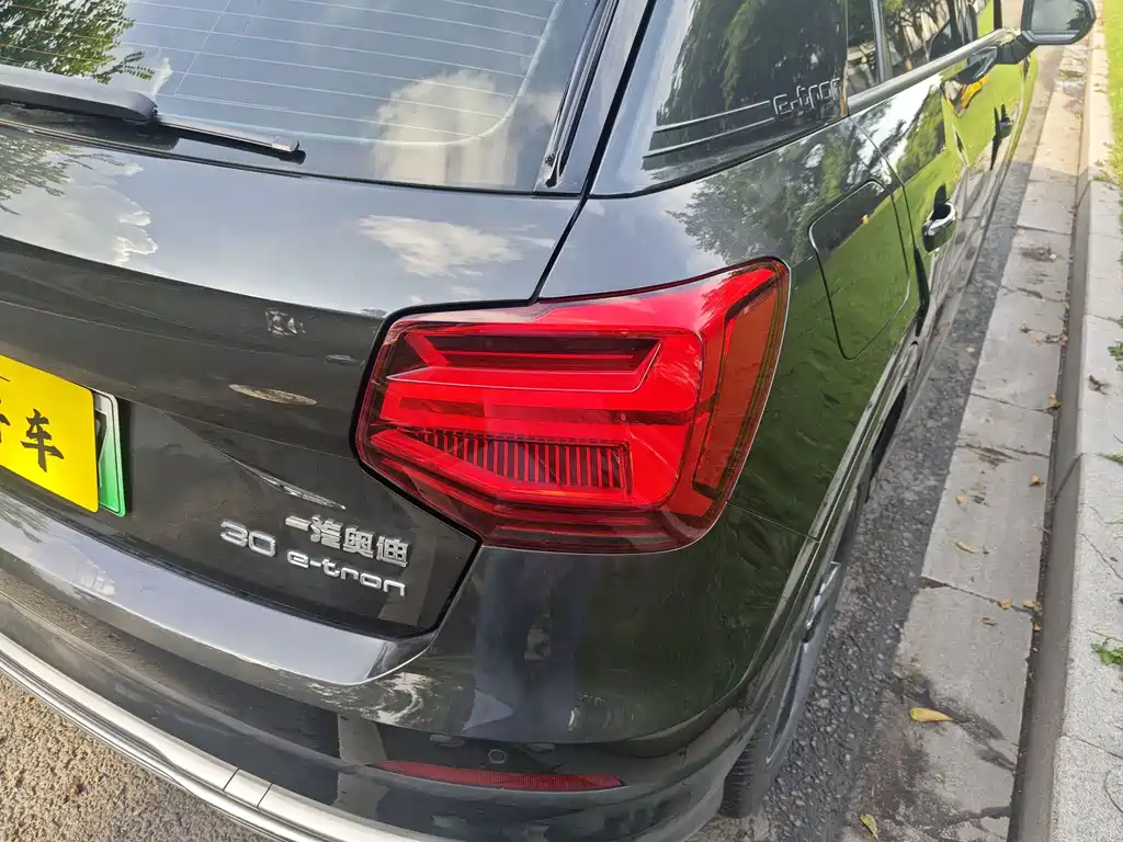 Audi Q2L E-Tron 2020 — фото 26