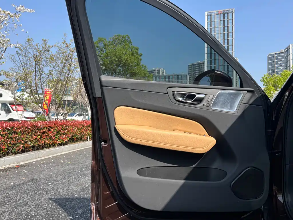 Volvo XC60 2019 — фото 11