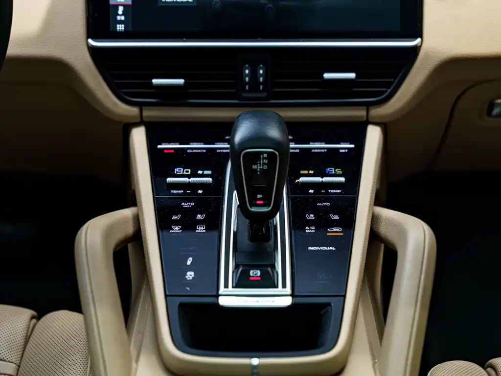Porsche Cayenne Hybrid 2020 — фото 13