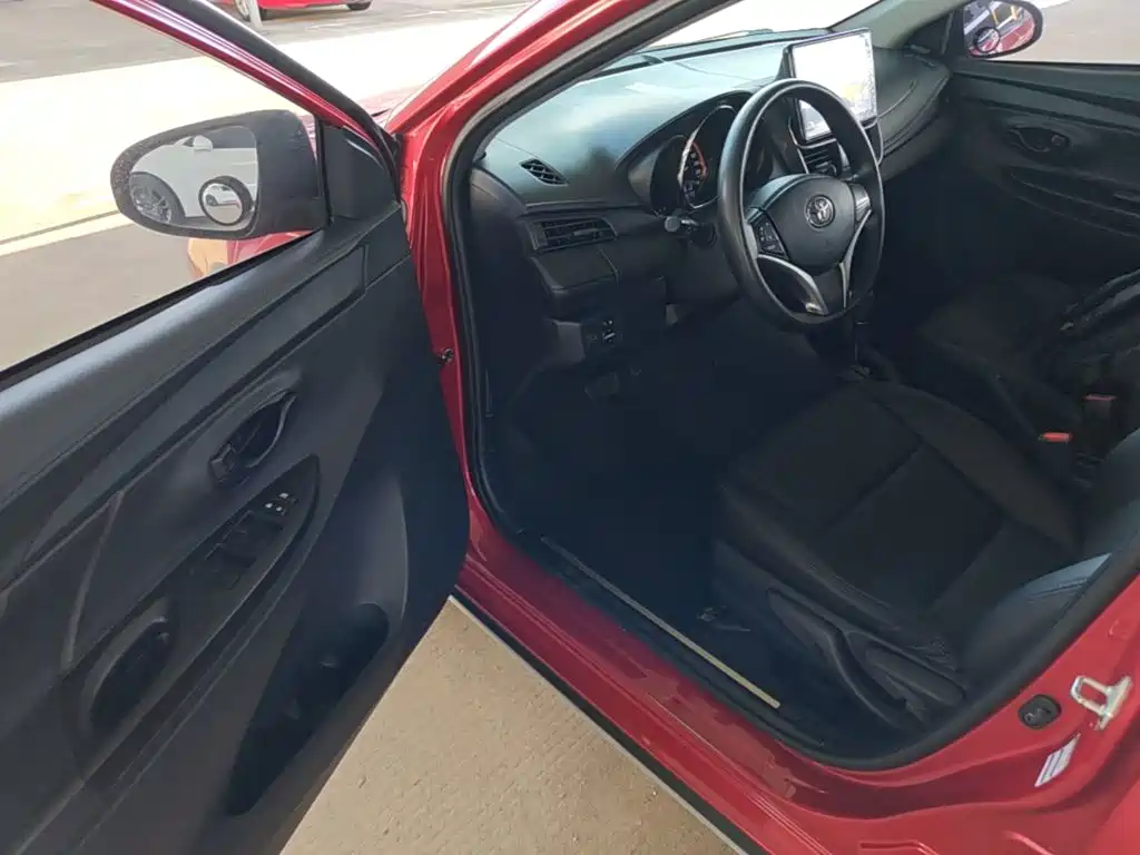 Toyota Yaris L 2022 — фото 16