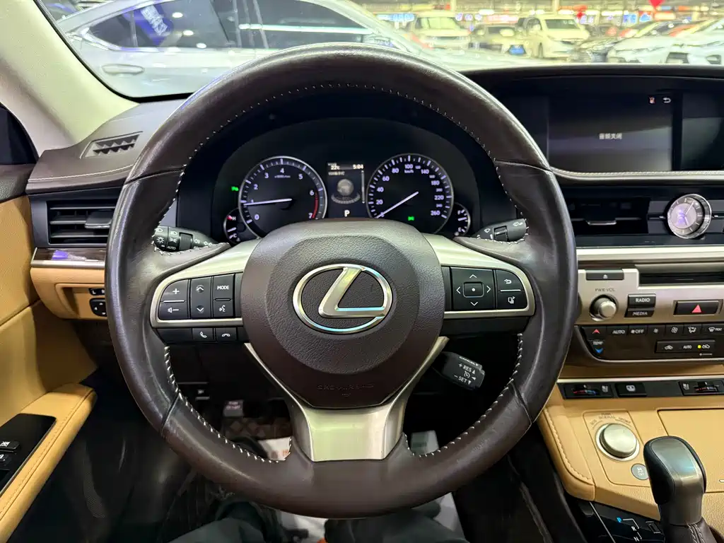 Lexus ES 2016 — фото 14