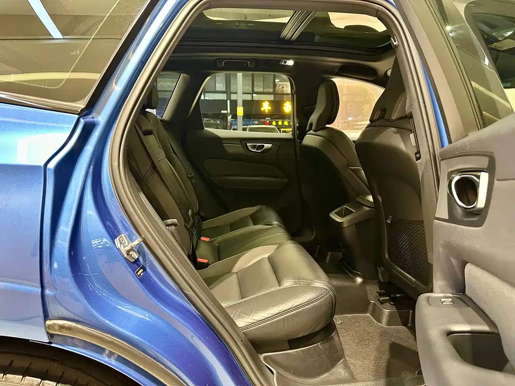 Volvo XC60 2020 — фото 12