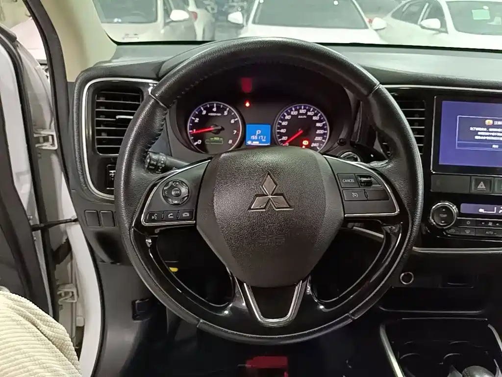 Mitsubishi Outlander 2017 — фото 11
