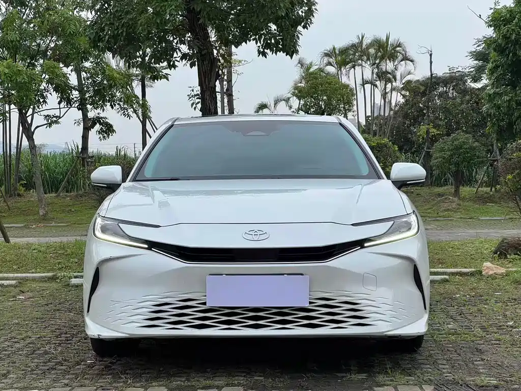 Toyota Camry 2024 — фото 2