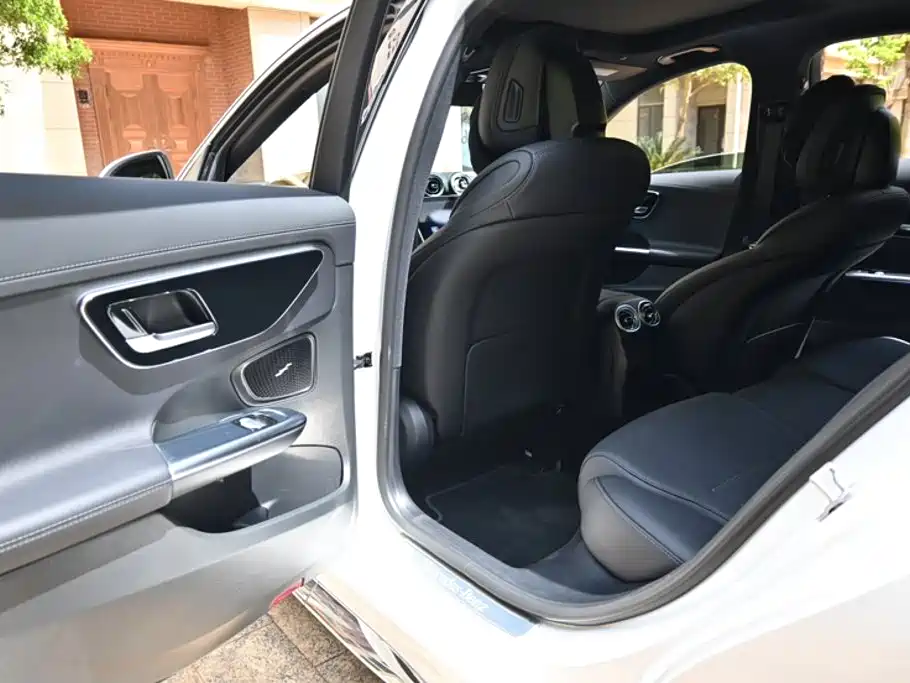 Mercedes-Benz C-Class 2025 — фото 20