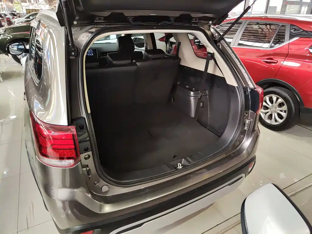 Mitsubishi Outlander 2018 — фото 15