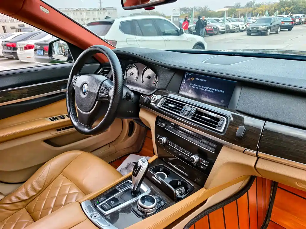 BMW 7 Series 2010 — фото 23