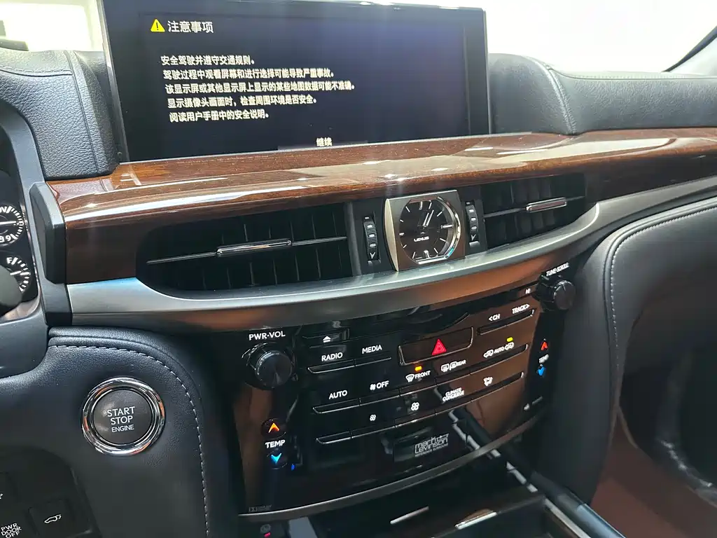 Lexus LX 2016 — фото 15