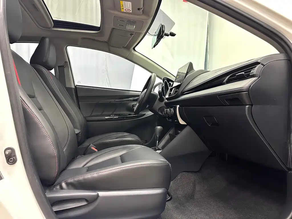 Toyota Yaris L 2022 — фото 10