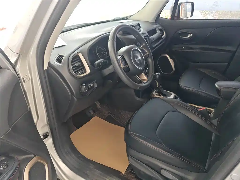 Jeep Renegade 2017 — фото 12
