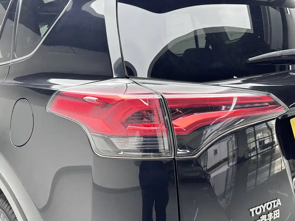 Toyota RAV4 2019 — фото 9