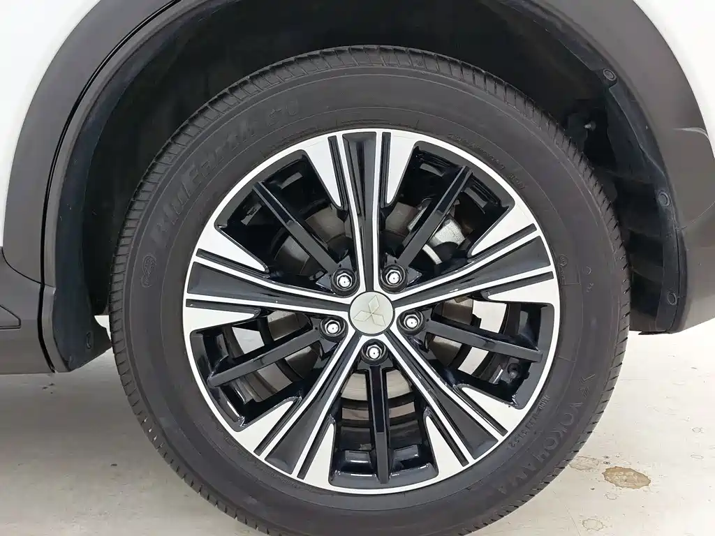 Mitsubishi Eclipse Cross 2023 — фото 16