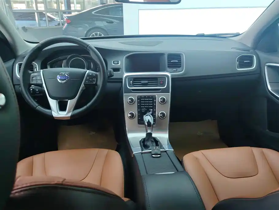Volvo S60 2016 — фото 12