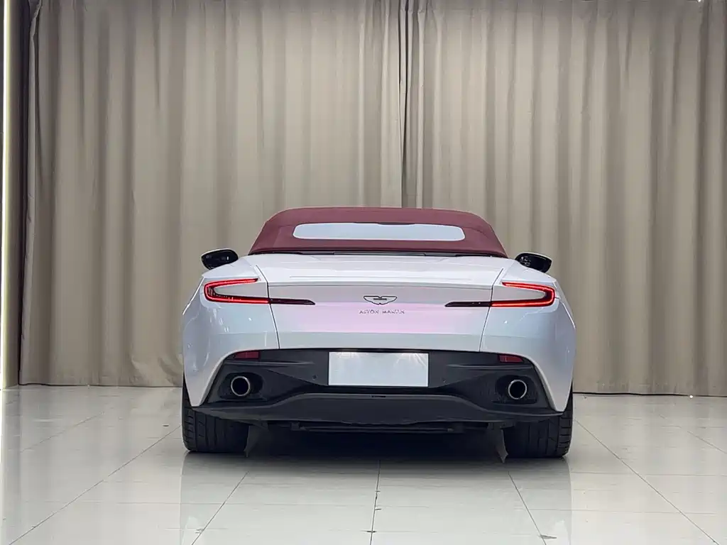 Aston Martin DB11 2020 — фото 11