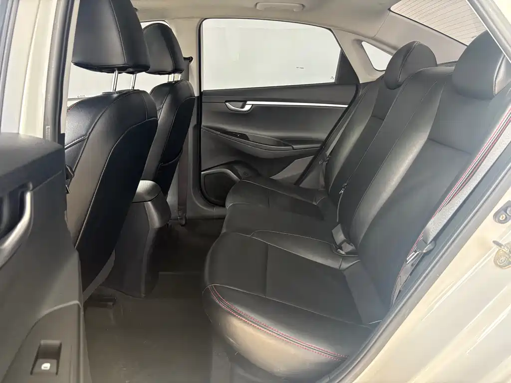 Hyundai Elantra 2017 — фото 13