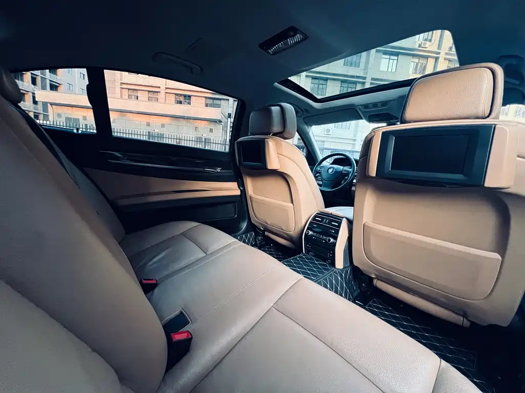 BMW 7 Series 2012 — фото 11