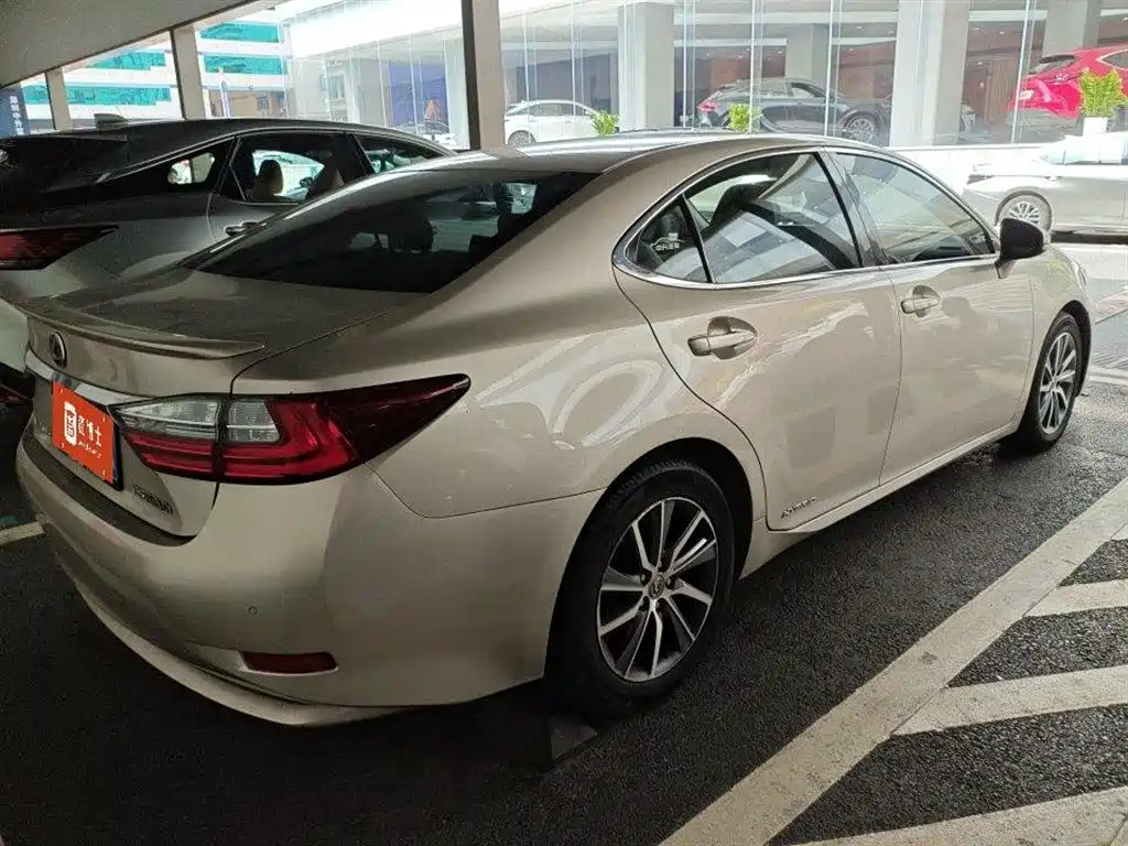 Lexus ES 2016 — фото 13