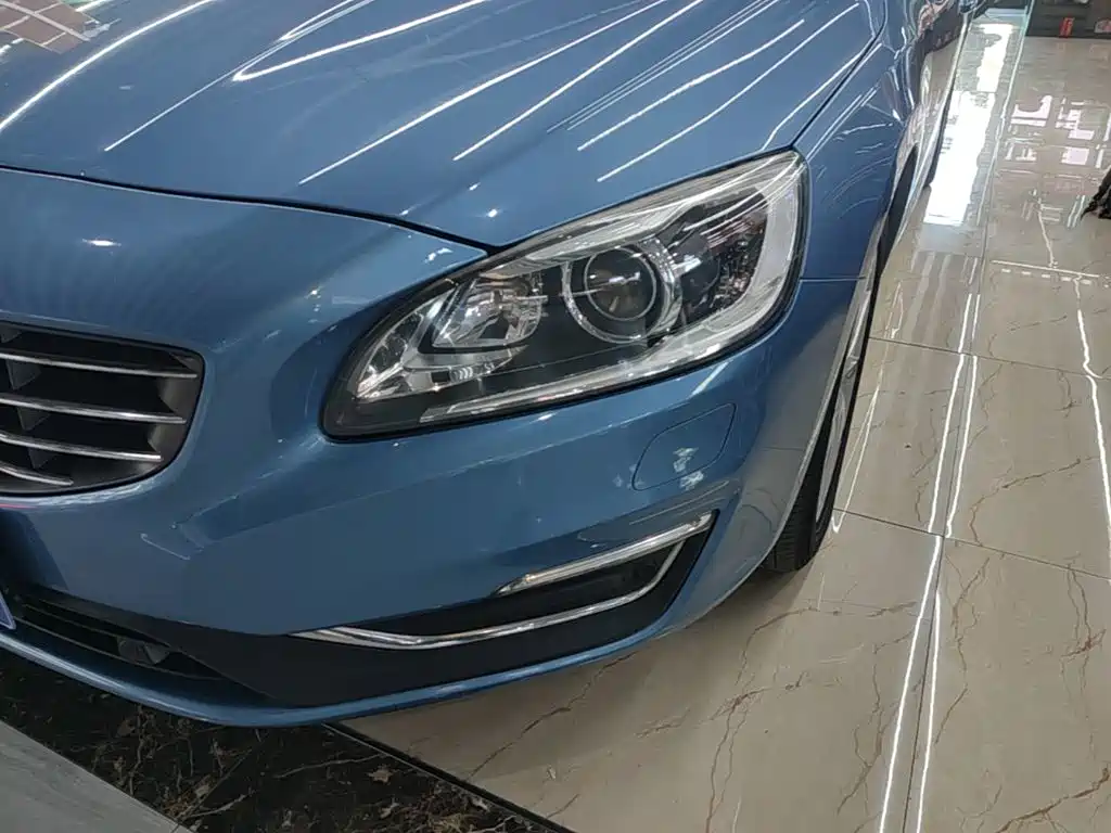 Volvo V60 2017 — фото 24