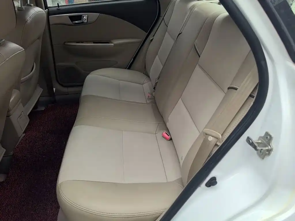 Buick Excelle 2015 — фото 13