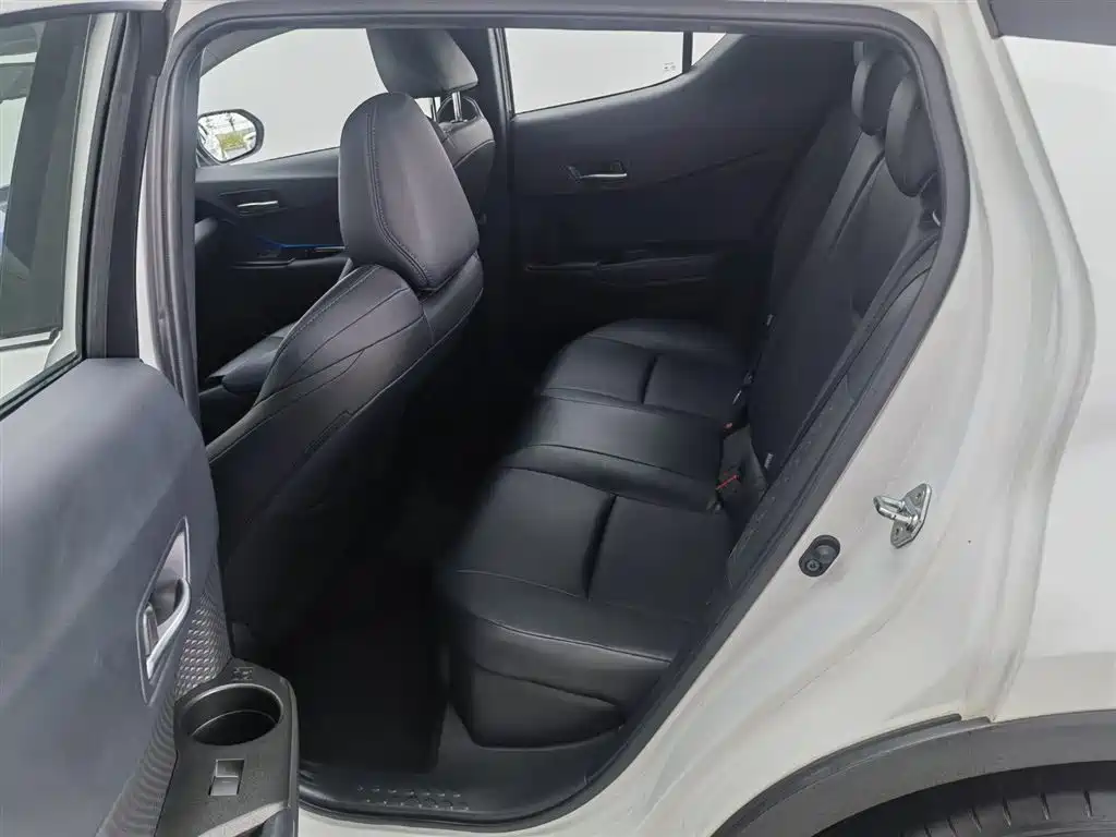 Toyota C-HR 2023 — фото 15