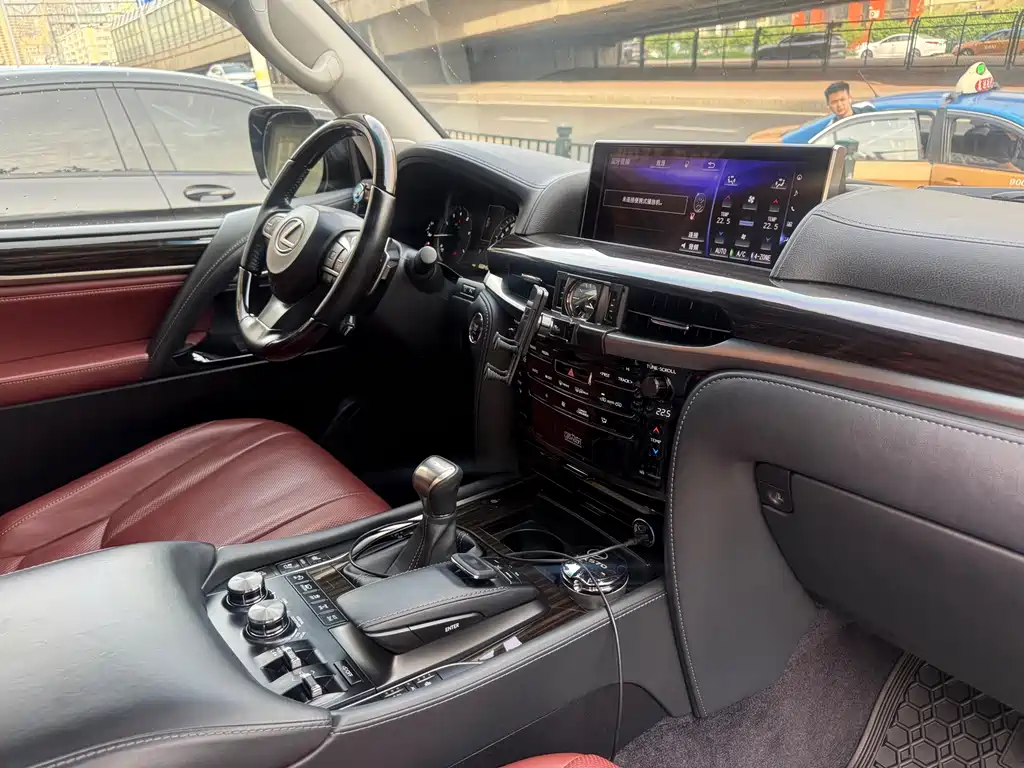 Lexus LX 2019 — фото 12