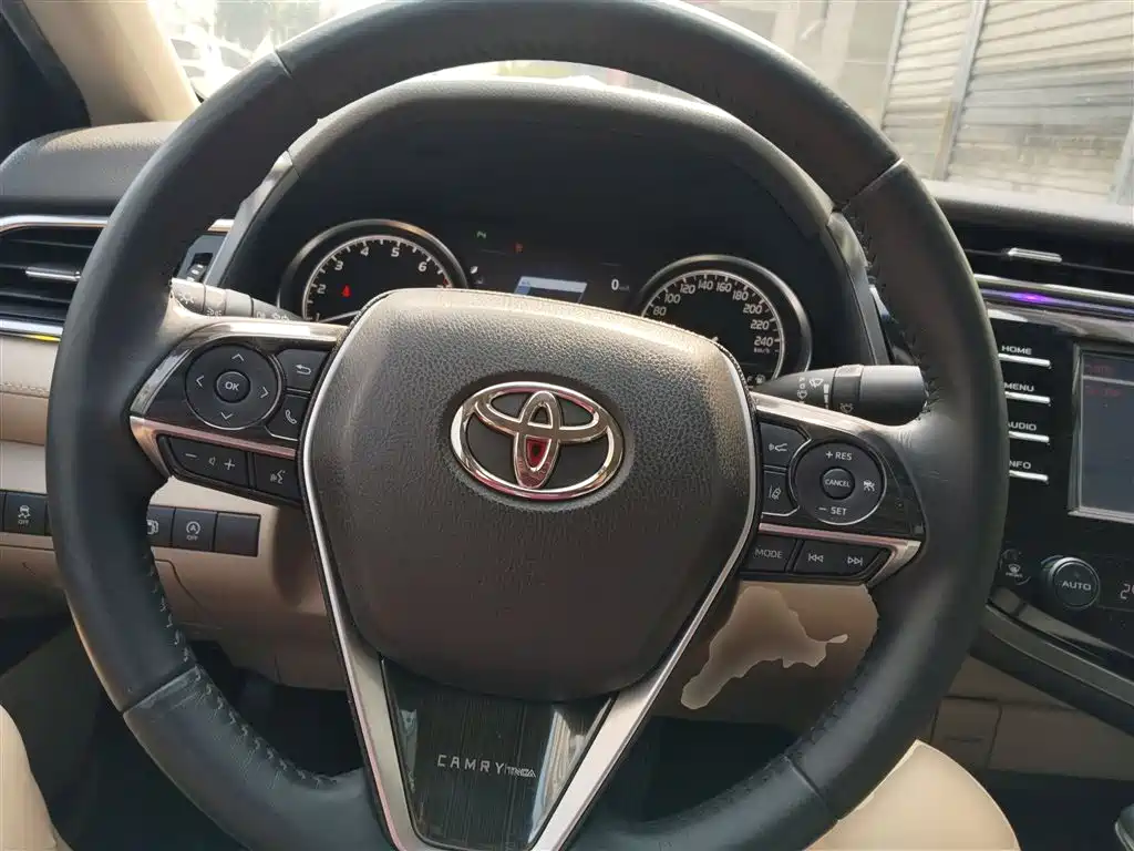 Toyota Camry 2018 — фото 11