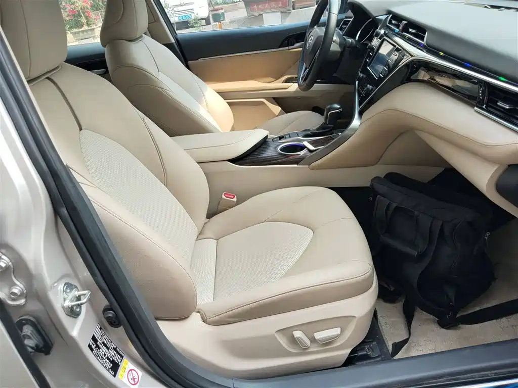 Toyota Camry 2018 — фото 25