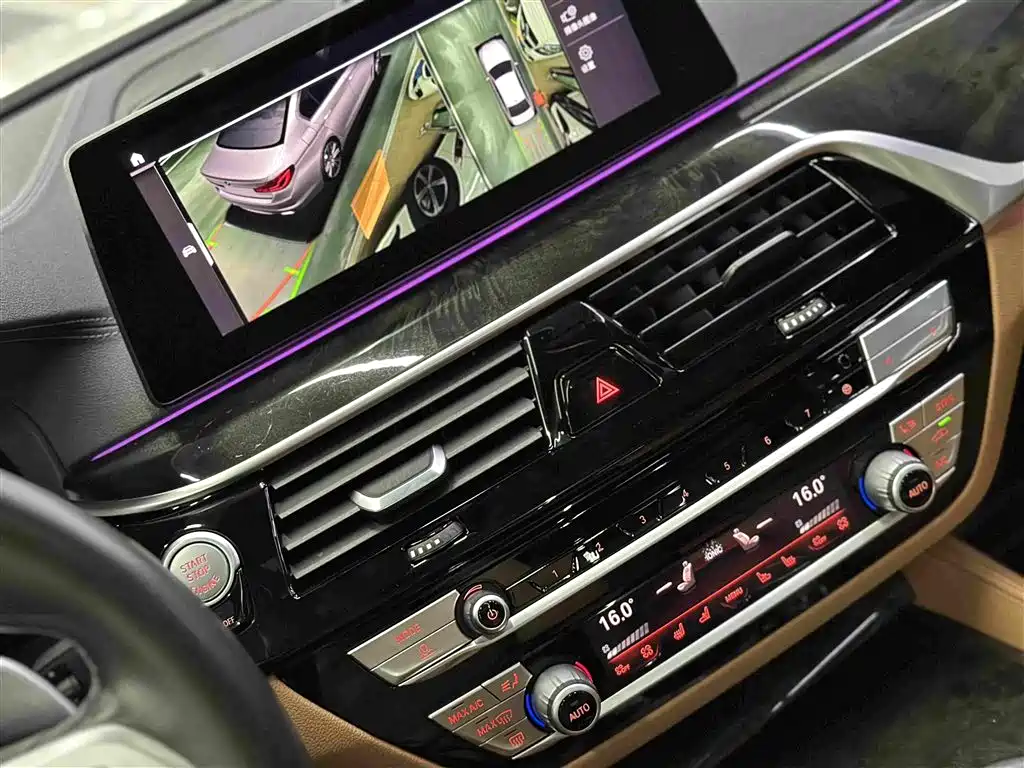 BMW 5 Series 2019 — фото 14