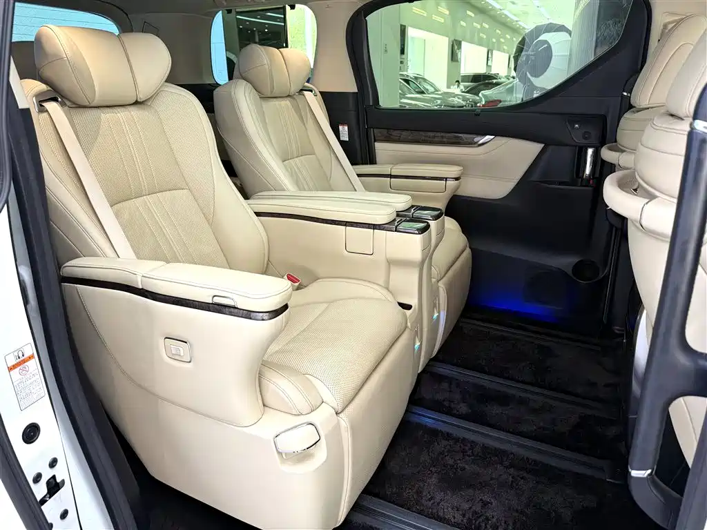 Toyota Vellfire 2022 — фото 8