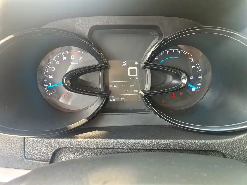 Dongfeng Fengshen AX7 2015 — фото 11