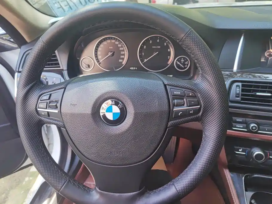 BMW 5 Series 2015 — фото 15