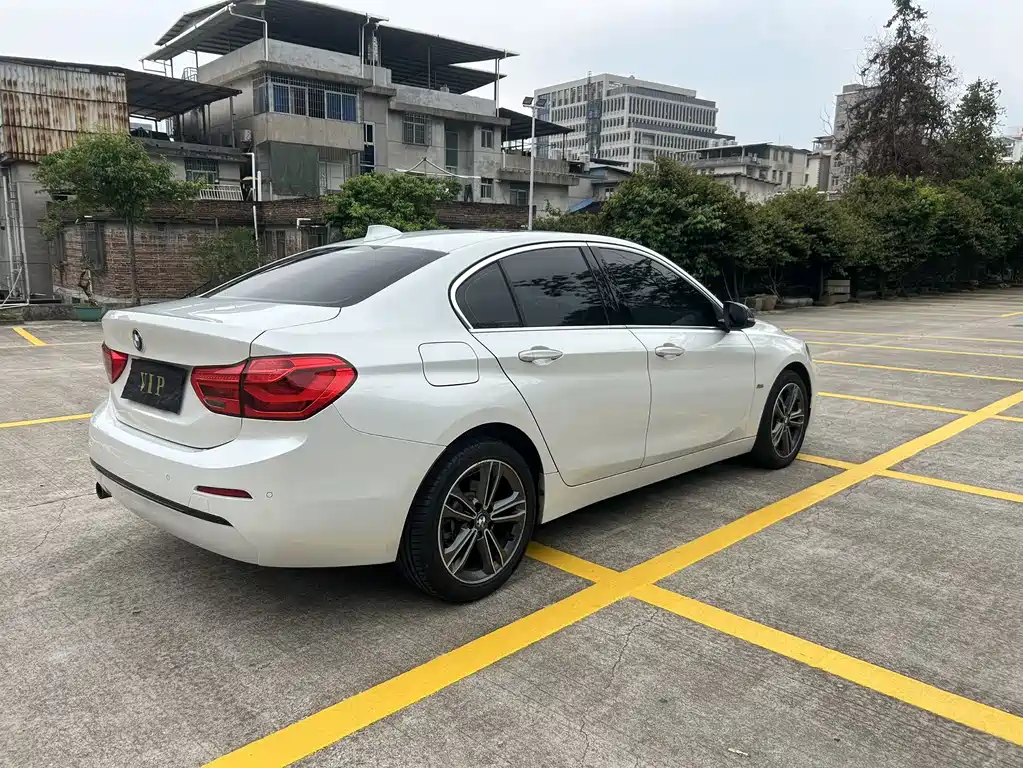 BMW 1 Series 2018 — фото 9