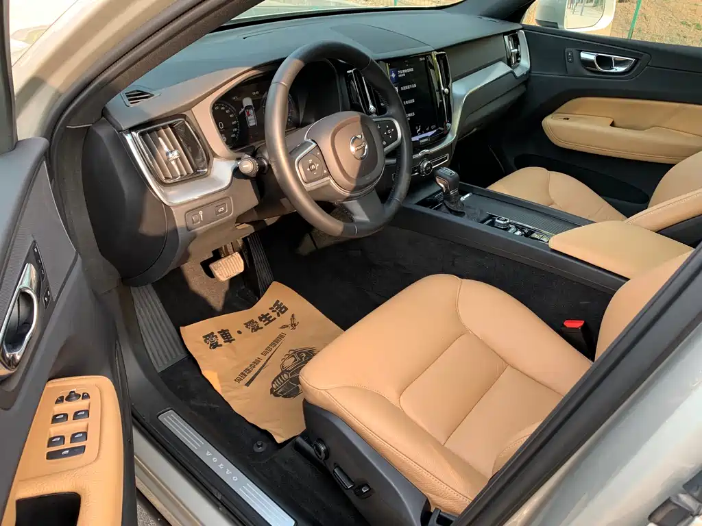 Volvo XC60 2018 — фото 11