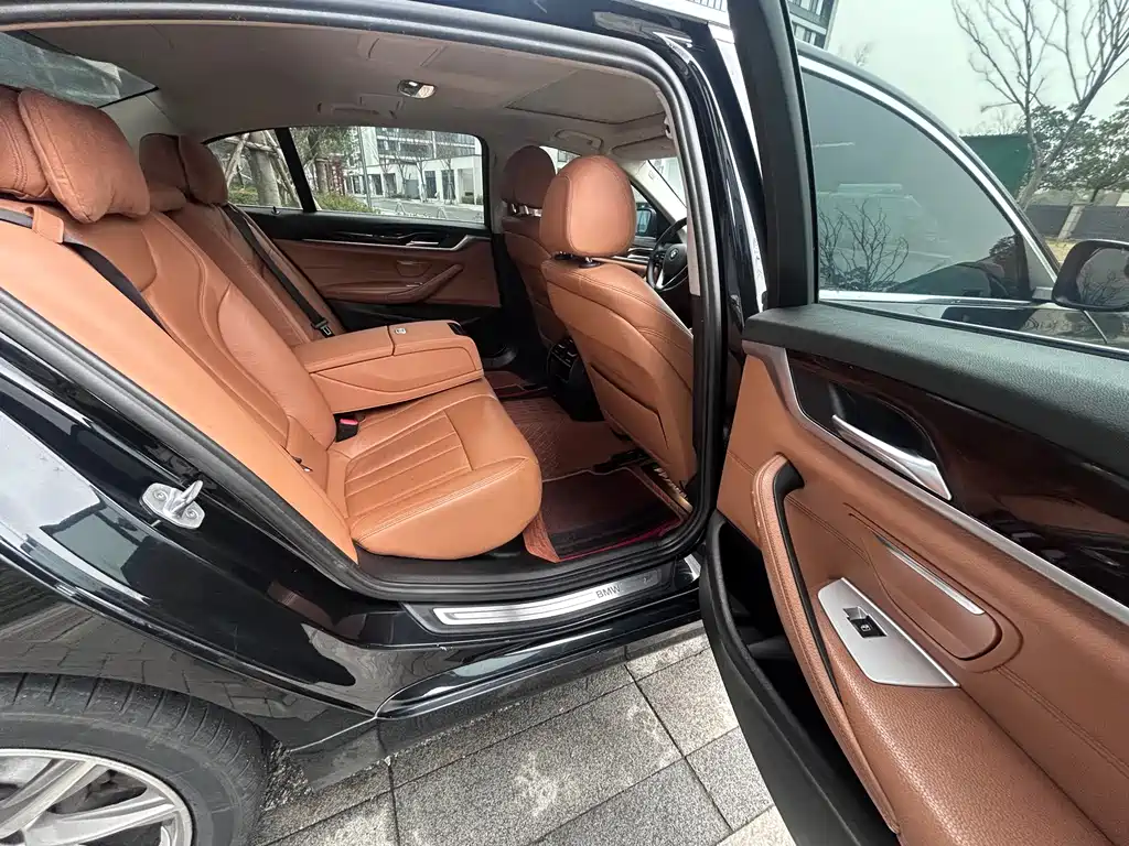 BMW 5 Series 2018 — фото 14