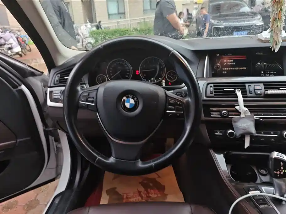 BMW 5 Series 2016 — фото 15