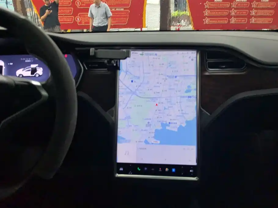 Tesla Model X 2017 — фото 13