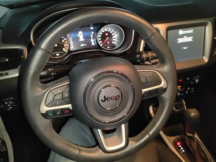 Jeep Compass 2018 — фото 15