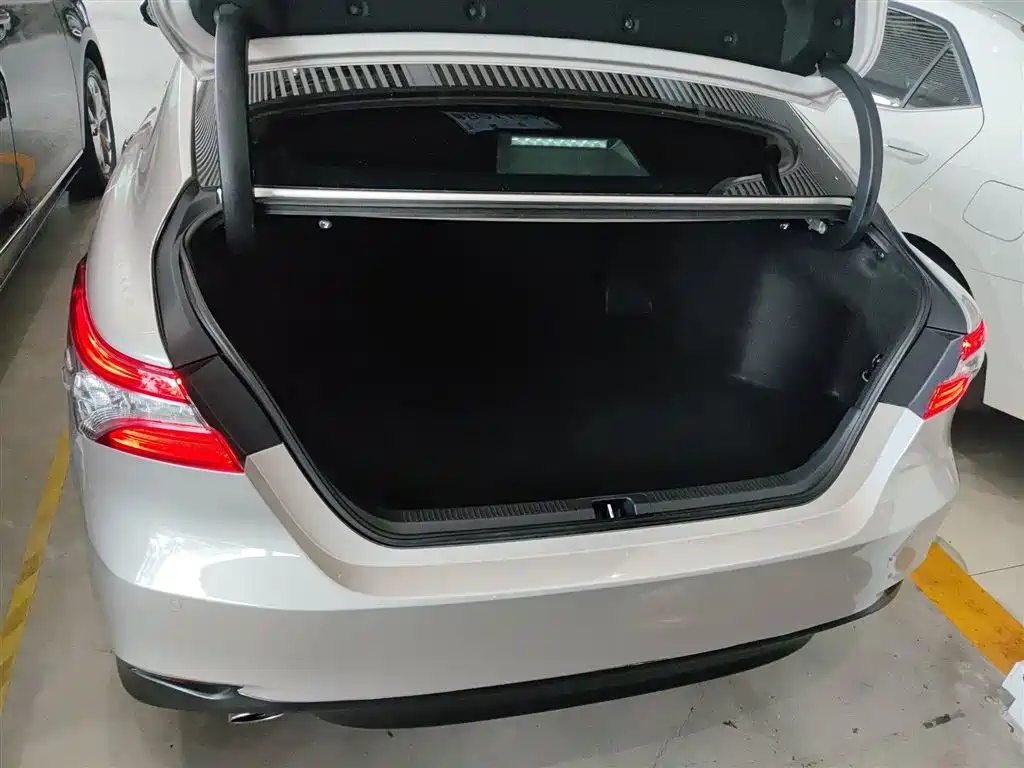 Toyota Camry 2022 — фото 19