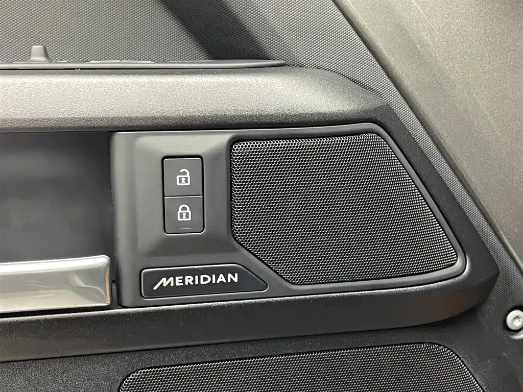 Land Rover Defender 2025 — фото 11