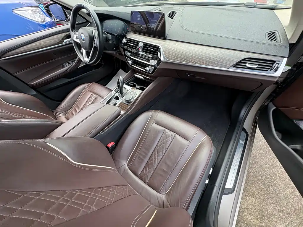 BMW 5 Series 2019 — фото 13