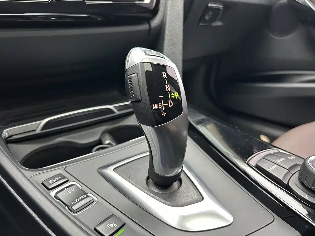 BMW 3 Series 2018 — фото 12