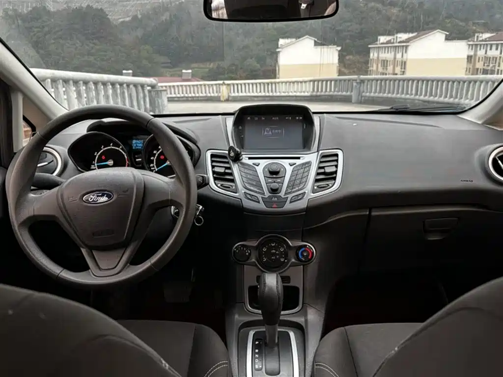 Ford Fiesta 2015 — фото 15