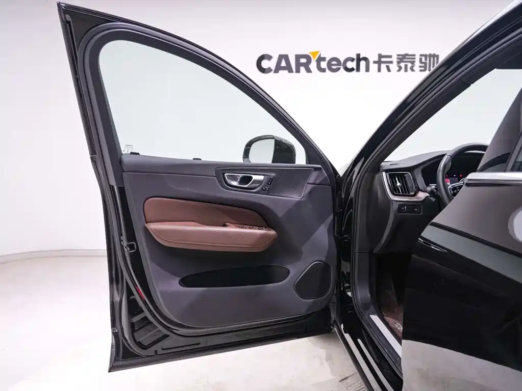 Volvo XC60 2021 — фото 14