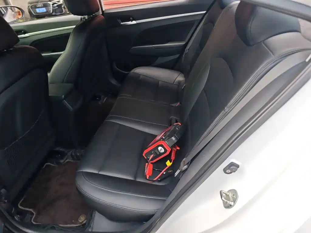 Hyundai Elantra 2017 — фото 17