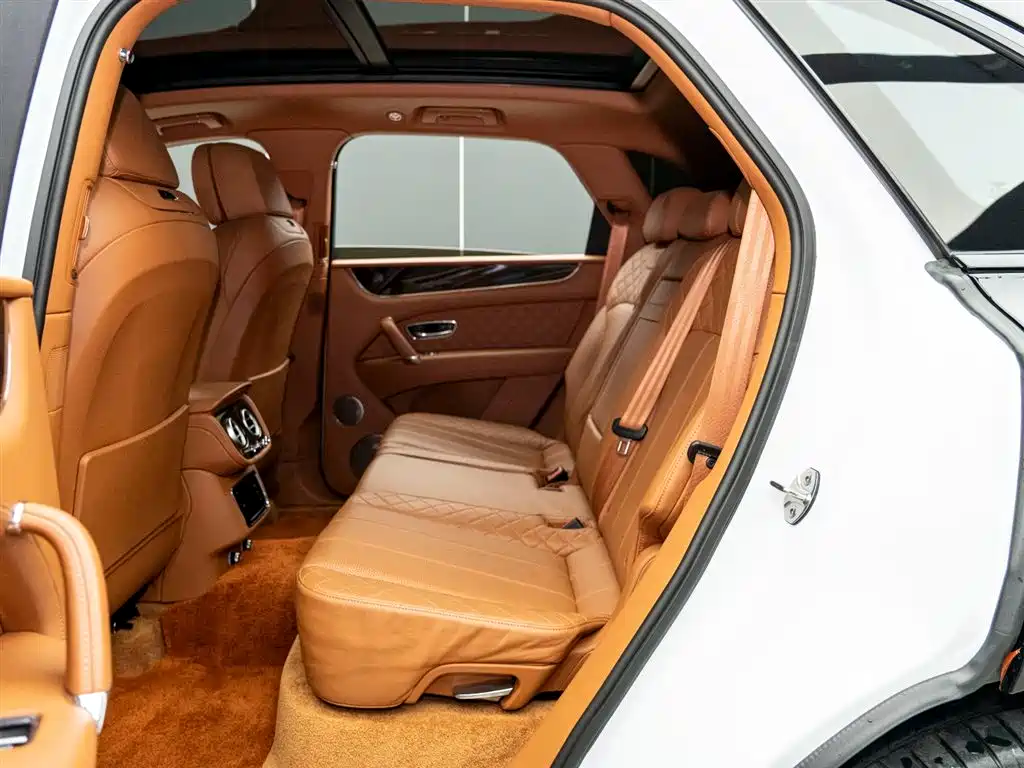 Bentley Bentayga 2018 — фото 11