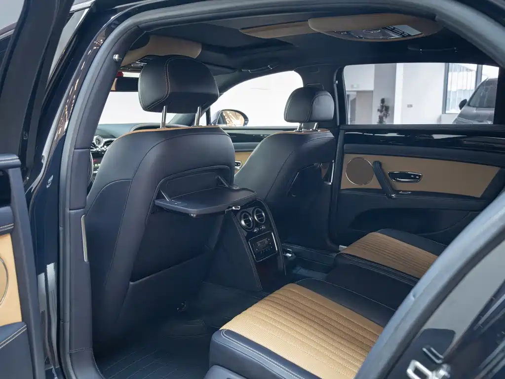 Bentley Flying Spur 2017 — фото 15